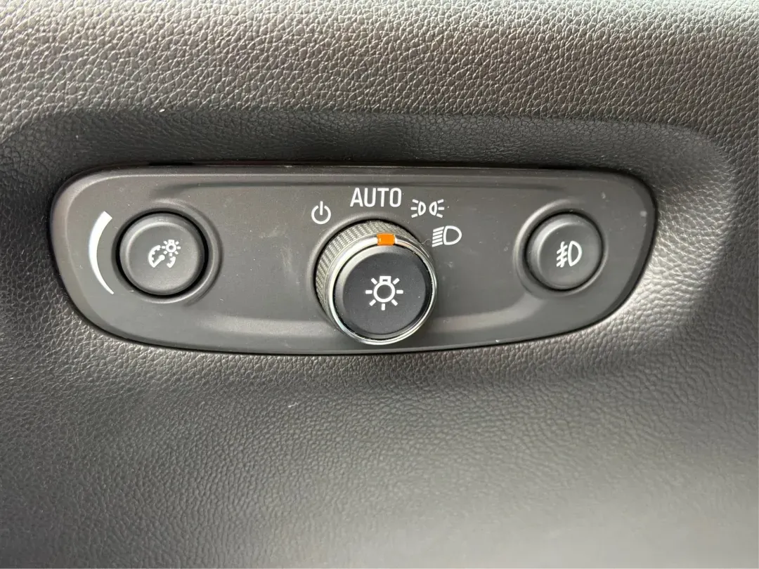 2018 Chevrolet Traverse 1LT (1GNERGKW6JJ) with an 3.6L V-6 gasoline direct injection engine, located at 1230 East Main St, Xenia, OH, 45385, (937) 908-9800, 39.688026, -83.910172 - Are you ready to elevate your family's adventures, all while cruising in unparalleled comfort and style? Look no further than this stunning 2018 Chevrolet Traverse 1LT, now available at Advantage Car and Credit in Fairborn, OH! With ample space, cutting-edge technology, and a robust engine, this SUV - Photo#17