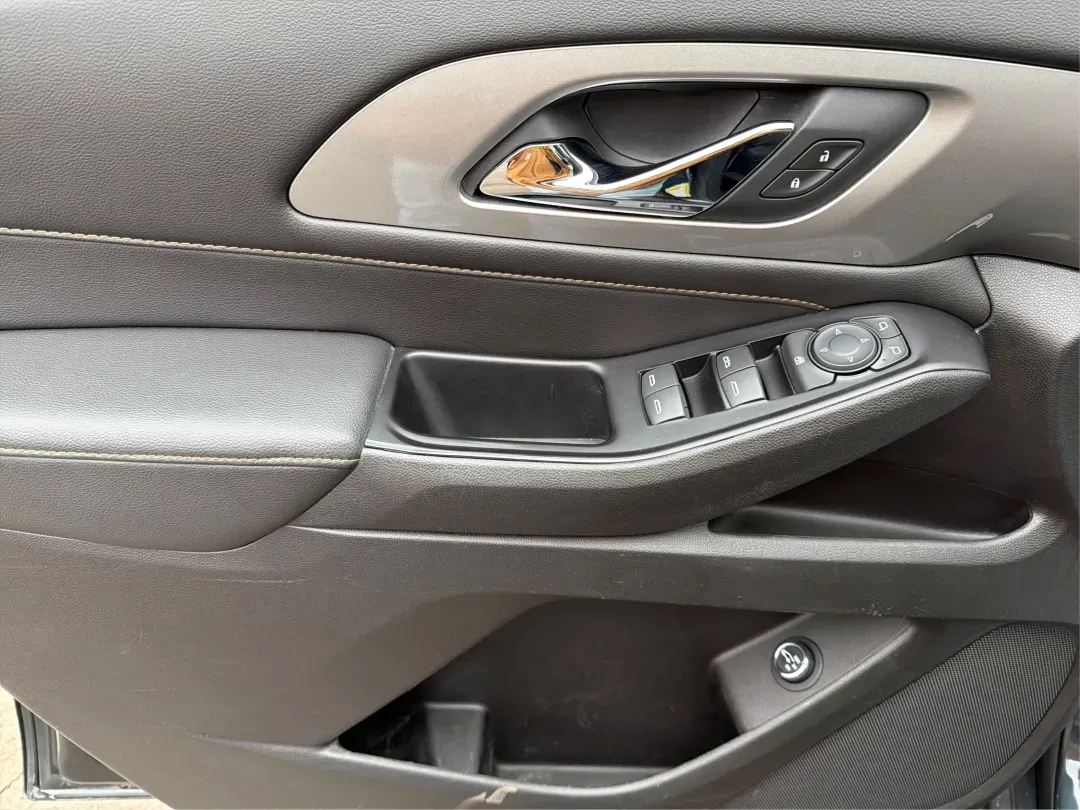 2018 Chevrolet Traverse 1LT (1GNERGKW6JJ) with an 3.6L V-6 gasoline direct injection engine, located at 1230 East Main St, Xenia, OH, 45385, (937) 908-9800, 39.688026, -83.910172 - Are you ready to elevate your family's adventures, all while cruising in unparalleled comfort and style? Look no further than this stunning 2018 Chevrolet Traverse 1LT, now available at Advantage Car and Credit in Fairborn, OH! With ample space, cutting-edge technology, and a robust engine, this SUV - Photo#19