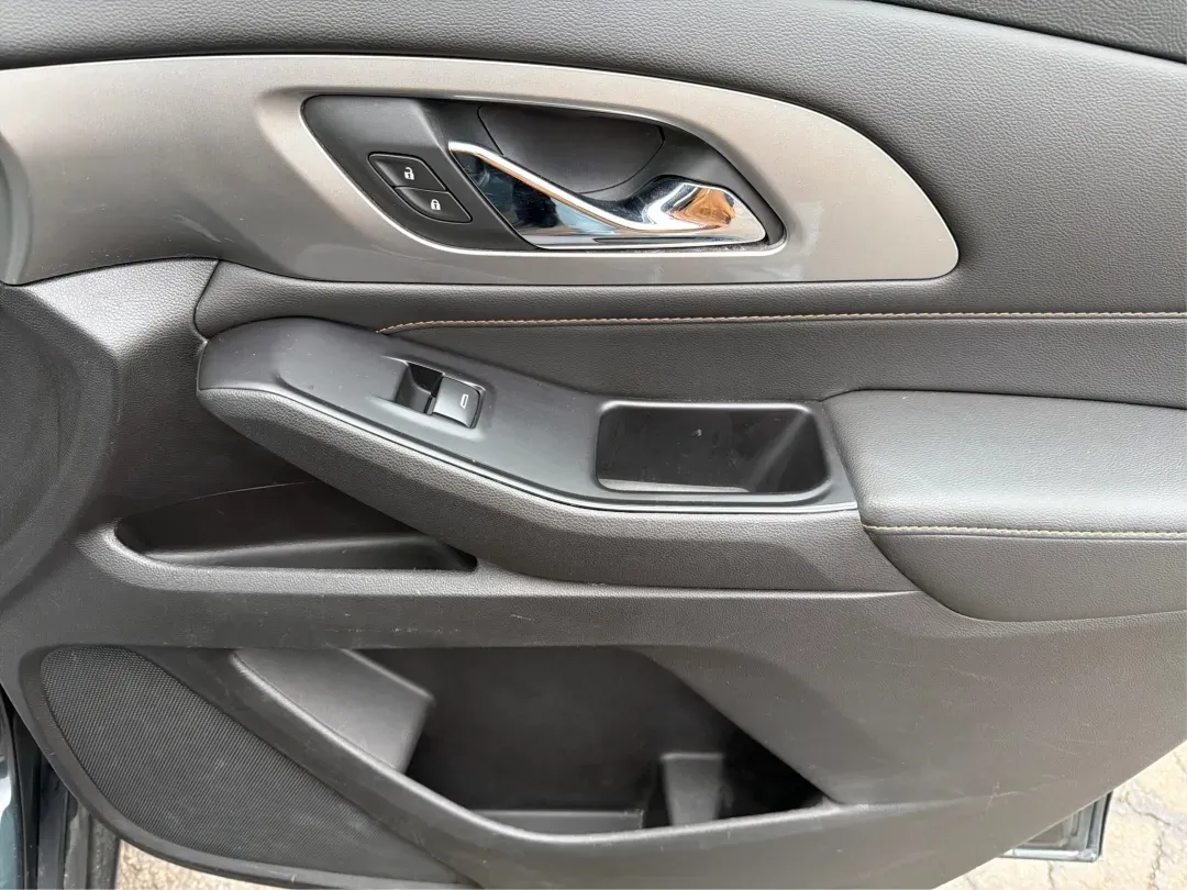 2018 Chevrolet Traverse 1LT (1GNERGKW6JJ) with an 3.6L V-6 gasoline direct injection engine, located at 1230 East Main St, Xenia, OH, 45385, (937) 908-9800, 39.688026, -83.910172 - Are you ready to elevate your family's adventures, all while cruising in unparalleled comfort and style? Look no further than this stunning 2018 Chevrolet Traverse 1LT, now available at Advantage Car and Credit in Fairborn, OH! With ample space, cutting-edge technology, and a robust engine, this SUV - Photo#20