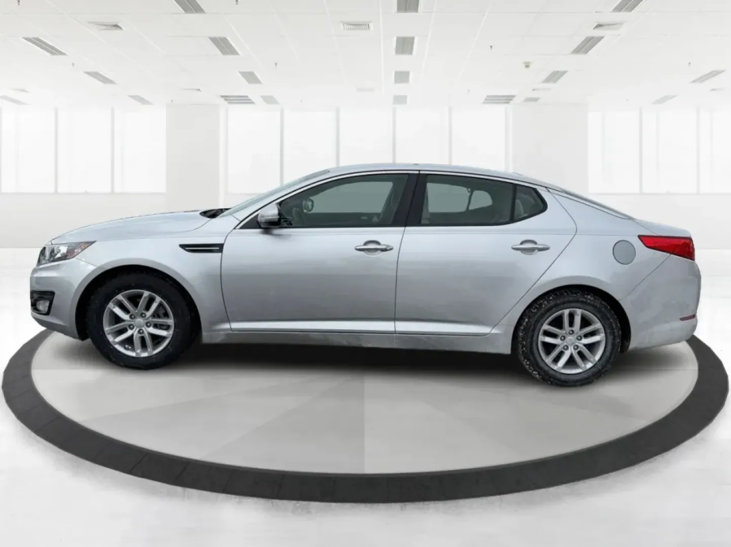 2013 Kia Optima LX (KNAGM4A74D5) with an 2.4L I-4 gasoline direct injection engine, located at 880 E. National Road, Vandalia, OH, 45377, (937) 908-9800, 39.891918, -84.183594 - **Discover Adventure with the 2013 Kia Optima LX at Advantage Car and Credit - Vandalia!** <br /> <br /> Are you ready to elevate your daily drive? Whether you're commuting to work, running errands, or planning a weekend getaway, the 2013 Kia Optima LX is the ideal sedan that seamlessly fits into y - Photo#5