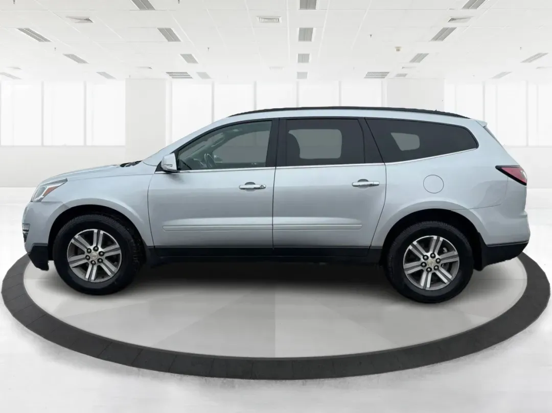 2017 Chevrolet Traverse 1LT (1GNKVGKD1HJ) with an 3.6L V-6 gasoline direct injection engine, located at 880 E. National Road, Vandalia, OH, 45377, (937) 908-9800, 39.891918, -84.183594 - **Adventure Awaits with the 2017 Chevrolet Traverse at Advantage Car and Credit!**<br /> <br /> Are you ready to elevate your family road trips or weekend adventures? Look no further than our stunning 2017 Chevrolet Traverse, available now at Advantage Car and Credit in Vandalia, OH. This spacious S - Photo#5