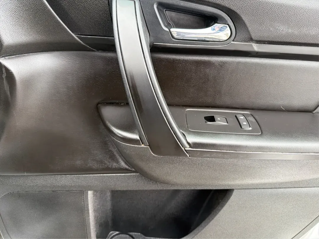 2017 Chevrolet Traverse 1LT (1GNKVGKD1HJ) with an 3.6L V-6 gasoline direct injection engine, located at 880 E. National Road, Vandalia, OH, 45377, (937) 908-9800, 39.891918, -84.183594 - **Adventure Awaits with the 2017 Chevrolet Traverse at Advantage Car and Credit!**<br /> <br /> Are you ready to elevate your family road trips or weekend adventures? Look no further than our stunning 2017 Chevrolet Traverse, available now at Advantage Car and Credit in Vandalia, OH. This spacious S - Photo#20