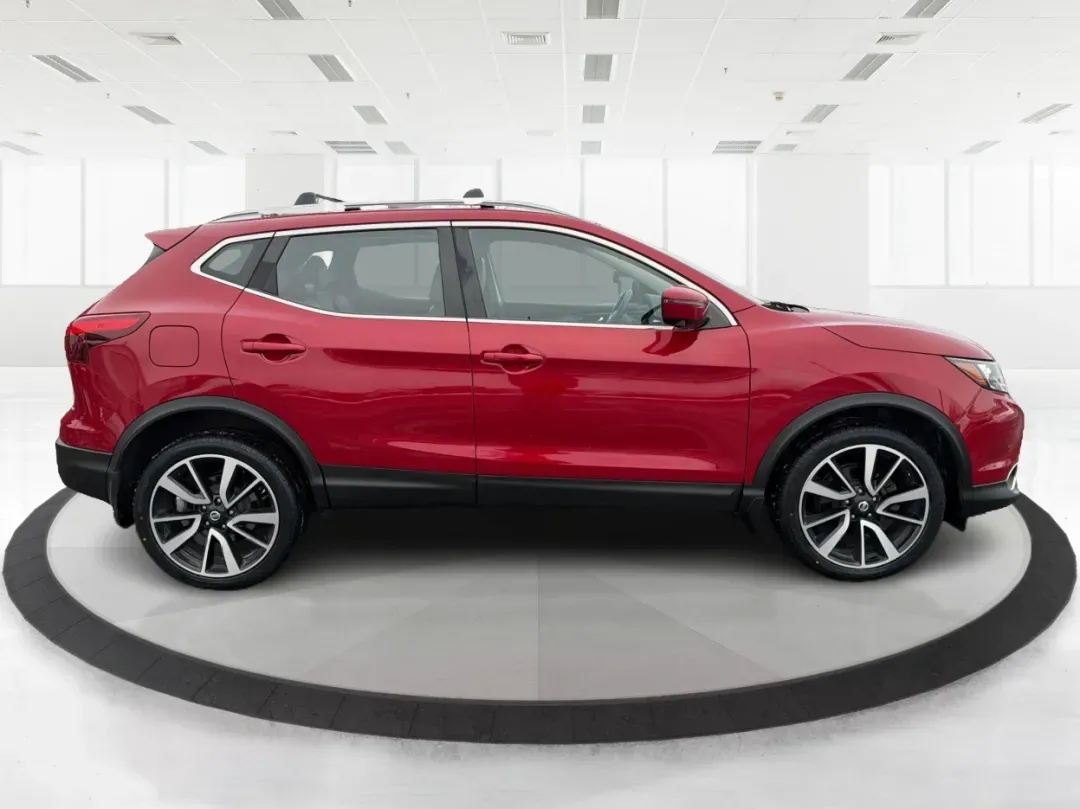 2018 Nissan Rogue SL (JN1BJ1CRXJW) with an 2L I-4 gasoline direct injection engine, located at 1184 Kauffman Ave, Fairborn, OH, 45324, (937) 908-9800, 39.807072, -84.030914 - **Adventure Awaits with the 2018 Nissan Rogue SL at Advantage Car and Credit - Fairborn!**<br /> <br /> Are you ready to elevate your driving experience and create unforgettable memories on the road? The 2018 Nissan Rogue SL is the ideal companion for growing families, weekend adventurers, or anyone - Photo#1