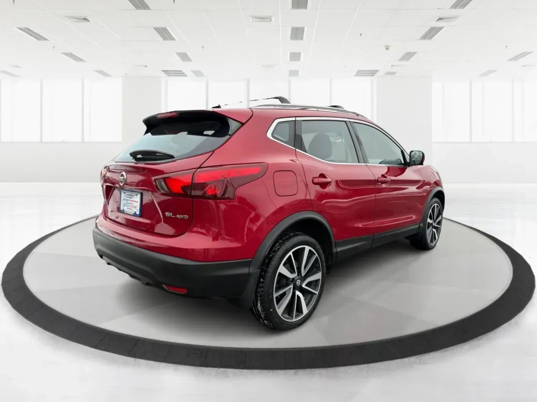2018 Nissan Rogue SL (JN1BJ1CRXJW) with an 2L I-4 gasoline direct injection engine, located at 1184 Kauffman Ave, Fairborn, OH, 45324, (937) 908-9800, 39.807072, -84.030914 - **Adventure Awaits with the 2018 Nissan Rogue SL at Advantage Car and Credit - Fairborn!**<br /> <br /> Are you ready to elevate your driving experience and create unforgettable memories on the road? The 2018 Nissan Rogue SL is the ideal companion for growing families, weekend adventurers, or anyone - Photo#2