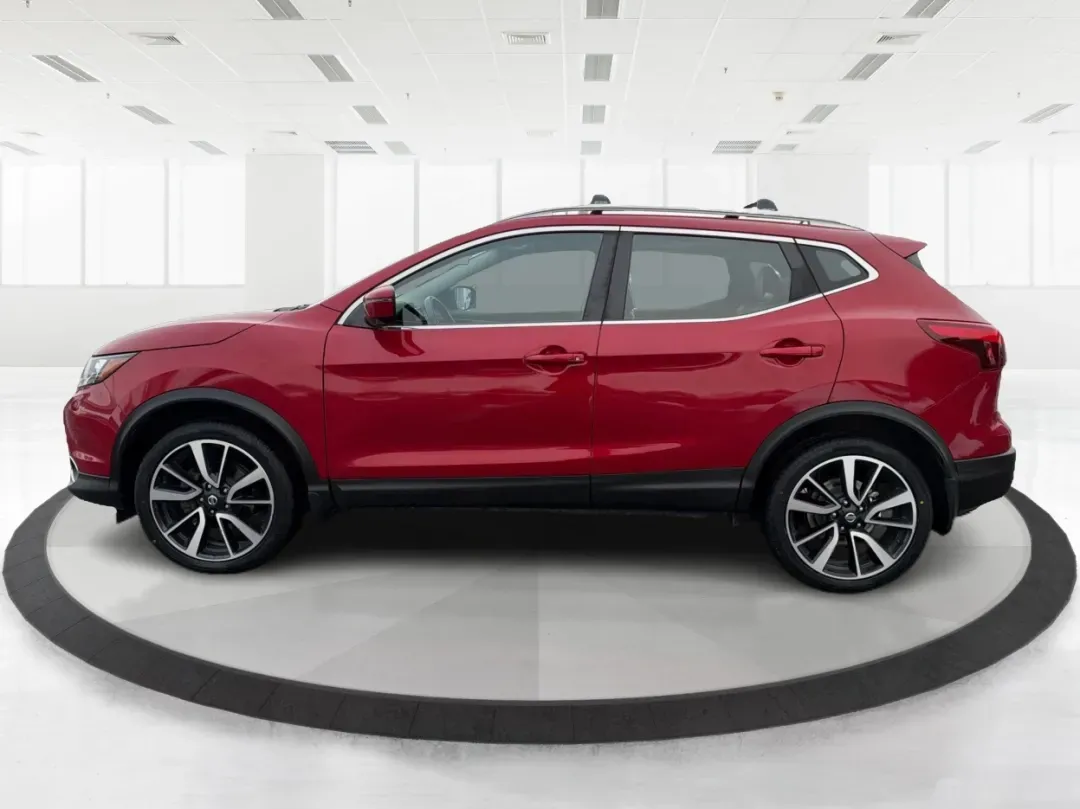 2018 Nissan Rogue SL (JN1BJ1CRXJW) with an 2L I-4 gasoline direct injection engine, located at 1184 Kauffman Ave, Fairborn, OH, 45324, (937) 908-9800, 39.807072, -84.030914 - **Adventure Awaits with the 2018 Nissan Rogue SL at Advantage Car and Credit - Fairborn!**<br /> <br /> Are you ready to elevate your driving experience and create unforgettable memories on the road? The 2018 Nissan Rogue SL is the ideal companion for growing families, weekend adventurers, or anyone - Photo#5