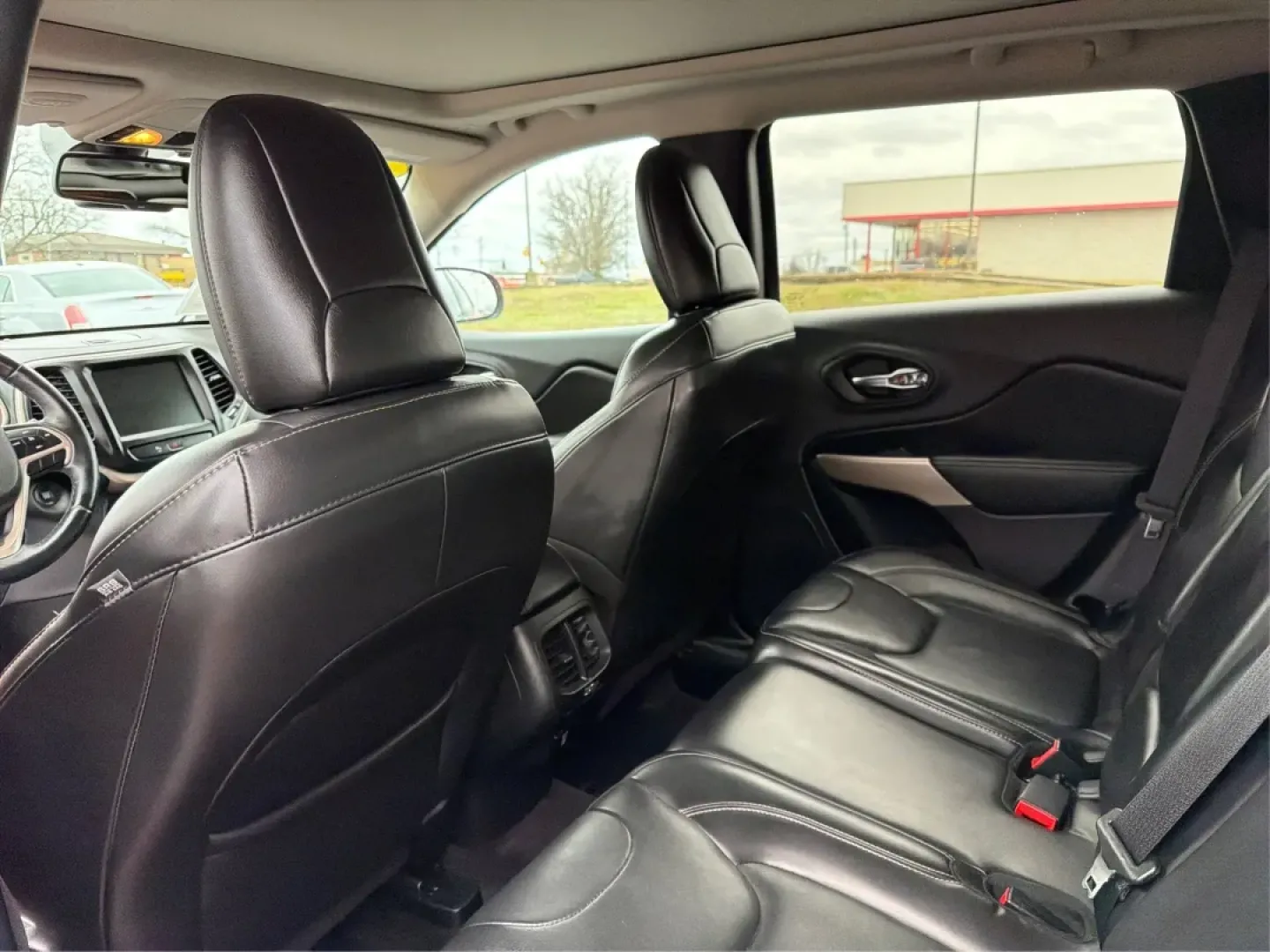 2018 Jeep Cherokee Limited 4x4 (1C4PJMDB4JD) with an 2.4L L4 DOHC 16V engine, 9A transmission, located at 1951 S Dayton Lakeview Rd., New Carlisle, OH, 45344, (937) 908-9800, 39.890999, -84.050255 - **Adventure Awaits with the 2018 Jeep Cherokee Limited 4x4!**<br /> <br /> Are you ready to elevate your daily drive or embark on unforgettable weekend adventures? Look no further than this stunning 2018 Jeep Cherokee Limited 4x4, now available at Advantage Car and Credit, your trusted Buy Here Pay - Photo#10