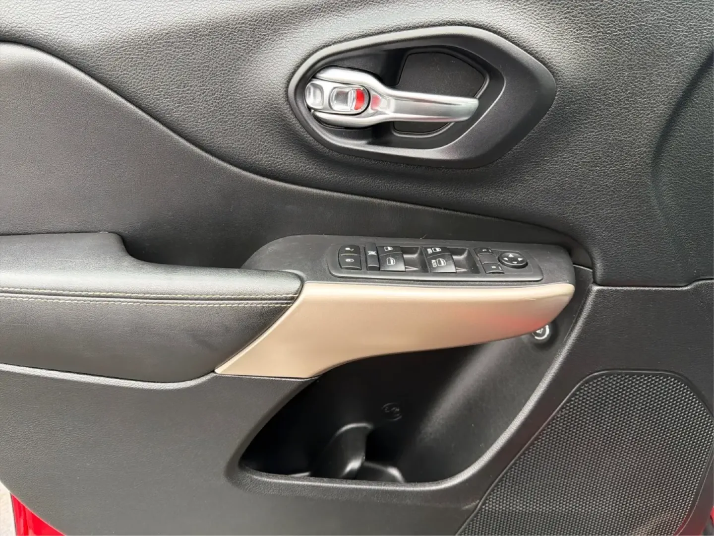 2018 Jeep Cherokee Limited 4x4 (1C4PJMDB4JD) with an 2.4L L4 DOHC 16V engine, 9A transmission, located at 1951 S Dayton Lakeview Rd., New Carlisle, OH, 45344, (937) 908-9800, 39.890999, -84.050255 - **Adventure Awaits with the 2018 Jeep Cherokee Limited 4x4!**<br /> <br /> Are you ready to elevate your daily drive or embark on unforgettable weekend adventures? Look no further than this stunning 2018 Jeep Cherokee Limited 4x4, now available at Advantage Car and Credit, your trusted Buy Here Pay - Photo#19