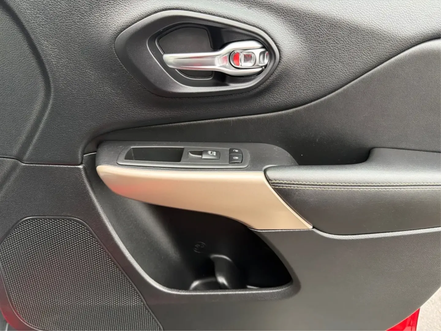 2018 Jeep Cherokee Limited 4x4 (1C4PJMDB4JD) with an 2.4L L4 DOHC 16V engine, 9A transmission, located at 1951 S Dayton Lakeview Rd., New Carlisle, OH, 45344, (937) 908-9800, 39.890999, -84.050255 - **Adventure Awaits with the 2018 Jeep Cherokee Limited 4x4!**<br /> <br /> Are you ready to elevate your daily drive or embark on unforgettable weekend adventures? Look no further than this stunning 2018 Jeep Cherokee Limited 4x4, now available at Advantage Car and Credit, your trusted Buy Here Pay - Photo#20