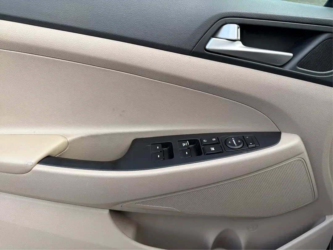 2019 Hyundai Tucson SEL (KM8J3CAL6KU) with an Theta 2.4L I-4 gasoline direct injection engine, located at 1184 Kauffman Ave, Fairborn, OH, 45324, (937) 908-9800, 39.807072, -84.030914 - 2019 Hyundai Tucson SEL - Photo#18