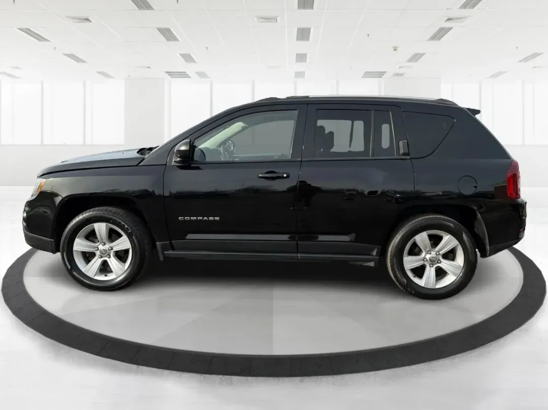 2016 Jeep Compass Sport (1C4NJDBB2GD) with an 2.4L I-4 DOHC engine, located at 1184 Kauffman Ave, Fairborn, OH, 45324, (937) 908-9800, 39.807072, -84.030914 - 2016 Jeep Compass Sport - Photo#5