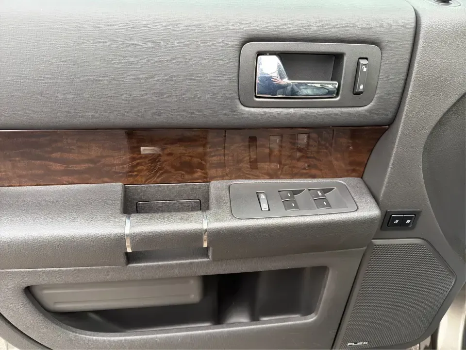 2014 Ford Flex Limited (2FMGK5D89EB) with an 3.5L V-6 DOHC engine, 6-Speed Automatic Overdrive transmission, located at 1184 Kauffman Ave, Fairborn, OH, 45324, (937) 908-9800, 39.807072, -84.030914 - Are you ready to upgrade your lifestyle with a reliable vehicle that accommodates both family adventures and daily commutes? Look no further than this stunning 2014 Ford Flex Limited, available now at Advantage Car and Credit in Moraine, OH. With its spacious interior, versatile cargo capacity, and - Photo#19