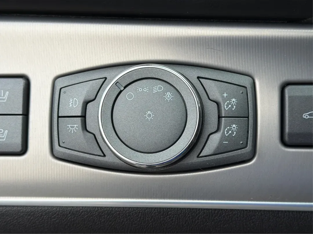 2014 Lincoln MKX Base (2LMDJ8JK2EB) with an Other engine, located at 880 E. National Road, Vandalia, OH, 45377, (937) 908-9800, 39.891918, -84.183594 - **Unleash Your Adventures with This 2014 Lincoln MKX at Advantage Car and Credit - Moraine!**<br /> <br /> Are you ready to elevate your driving experience? Whether you're commuting through the bustling roads of Moraine or embarking on weekend getaways to nearby attractions like the beautiful Dayton - Photo#17