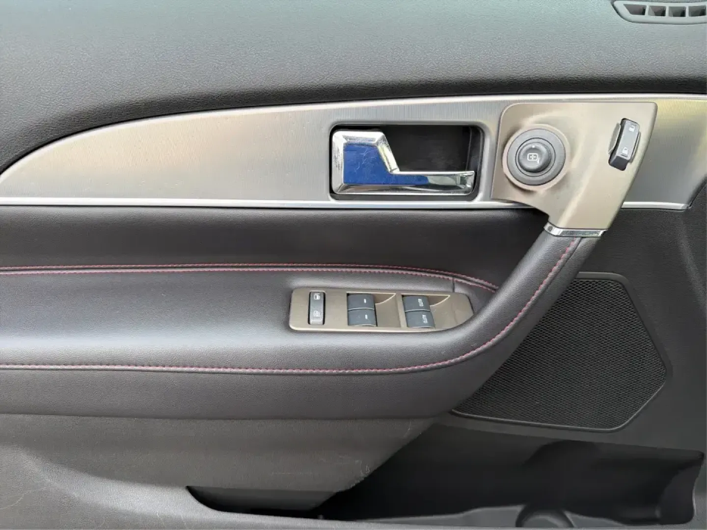 2014 Lincoln MKX Base (2LMDJ8JK2EB) with an 3.7L V6 DOHC 24V engine, 6-Speed Automatic transmission, located at 1230 East Main St, Xenia, OH, 45385, (937) 908-9800, 39.688026, -83.910172 - **Unleash Your Adventures with This 2014 Lincoln MKX at Advantage Car and Credit - Moraine!**<br /> <br /> Are you ready to elevate your driving experience? Whether you're commuting through the bustling roads of Moraine or embarking on weekend getaways to nearby attractions like the beautiful Dayton - Photo#19