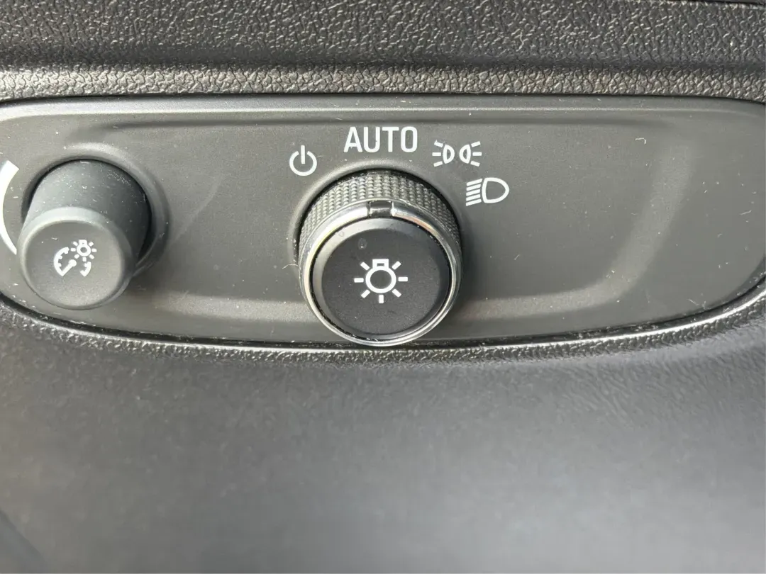 2018 Chevrolet Equinox LT (3GNAXTEX8JS) with an 2L I-4 gasoline direct injection engine, located at 1230 East Main St, Xenia, OH, 45385, (937) 908-9800, 39.688026, -83.910172 - 2018 Chevrolet Equinox LT - Photo#16