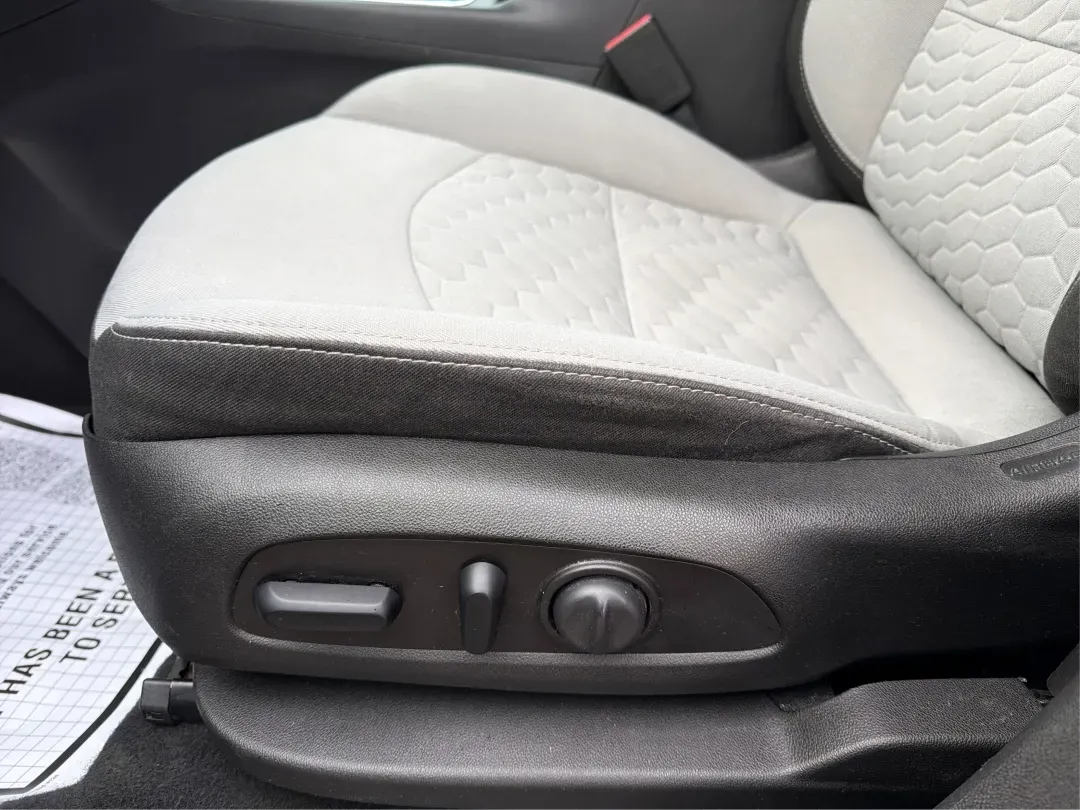 2018 Chevrolet Equinox LT (3GNAXTEX8JS) with an 2L I-4 gasoline direct injection engine, located at 1230 East Main St, Xenia, OH, 45385, (937) 908-9800, 39.688026, -83.910172 - 2018 Chevrolet Equinox LT - Photo#17