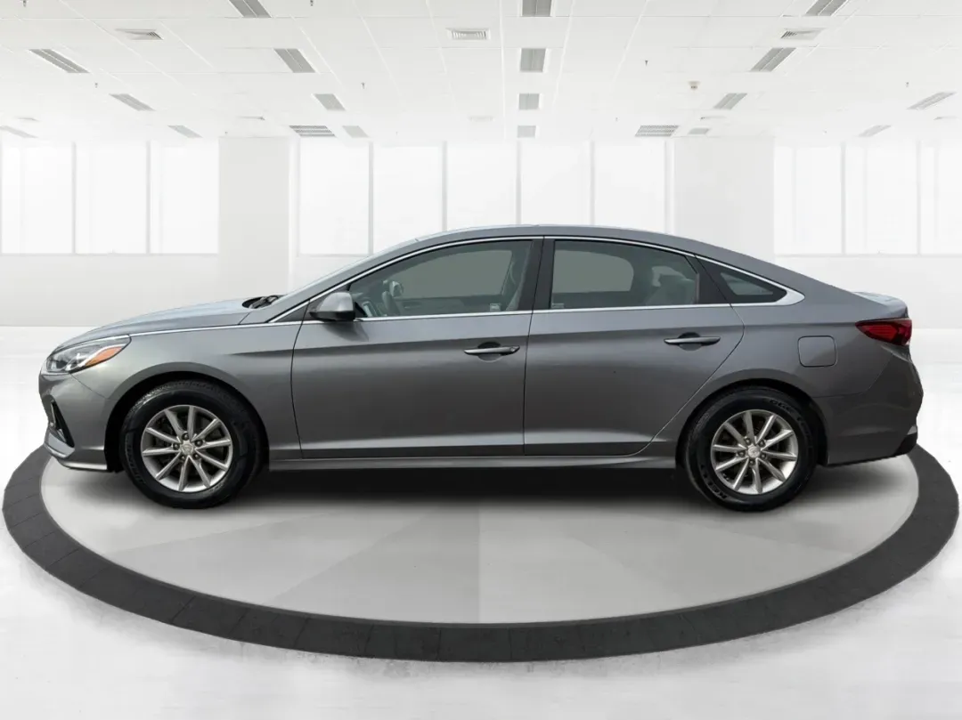 2018 Hyundai Sonata SE (5NPE24AF8JH) with an 2.4L I-4 gasoline direct injection engine, located at 8750 N County Rd 25A, Piqua, OH, 45356, (937) 908-9800, 40.164391, -84.232513 - 2018 Hyundai Sonata SE - Photo#5