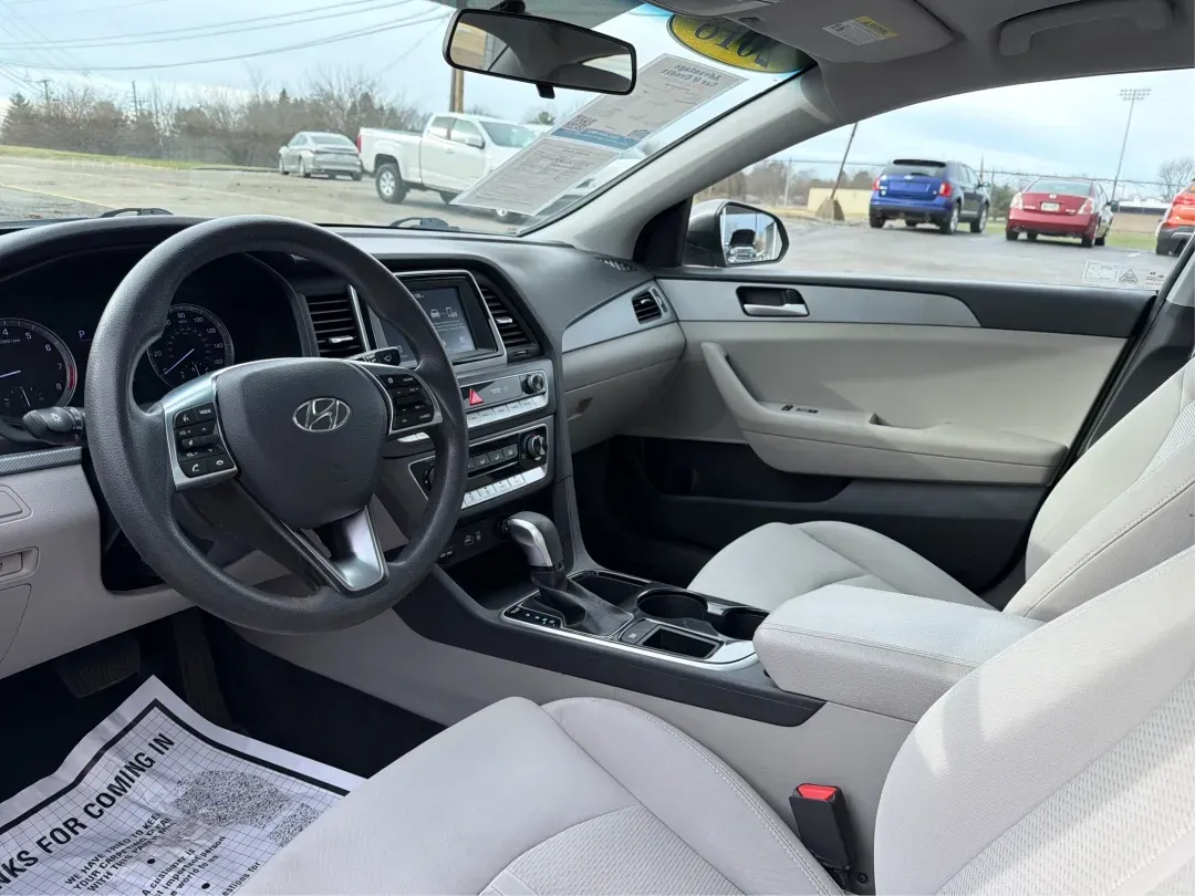 2018 Hyundai Sonata SE (5NPE24AF8JH) with an 2.4L I-4 gasoline direct injection engine, located at 8750 N County Rd 25A, Piqua, OH, 45356, (937) 908-9800, 40.164391, -84.232513 - 2018 Hyundai Sonata SE - Photo#9