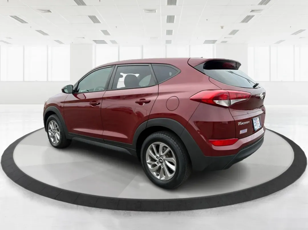2018 Hyundai Tucson SE (KM8J23A42JU) with an Nu 2L I-4 gasoline direct injection engine, located at 8750 N County Rd 25A, Piqua, OH, 45356, (937) 908-9800, 40.164391, -84.232513 - **Explore the Open Road with the 2018 Hyundai Tucson at Advantage Car and Credit Piqua, OH**<br /> <br /> Are you ready to elevate your driving experience? Whether you're a growing family in need of extra space, a daily commuter looking for efficiency, or an adventure seeker craving weekend road tr - Photo#4