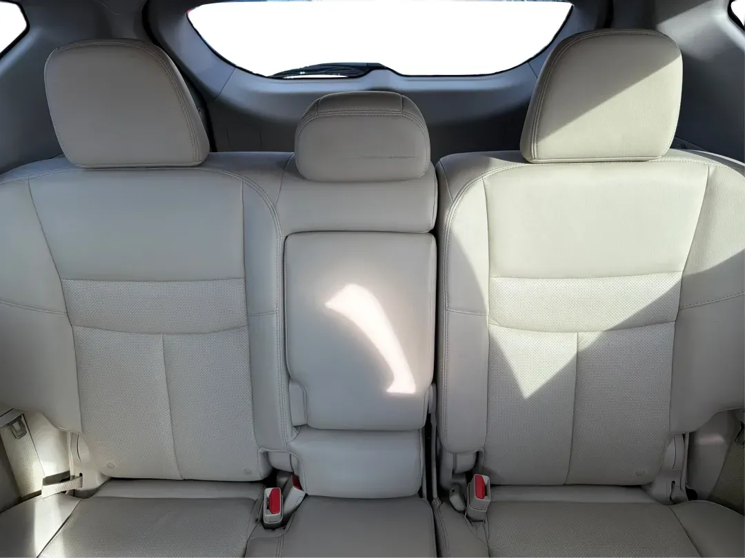 2018 Nissan Murano Platinum (5N1AZ2MGXJN) with an 3.5L V-6 DOHC engine, located at 880 E. National Road, Vandalia, OH, 45377, (937) 908-9800, 39.891918, -84.183594 - **Adventure Awaits with the 2018 Nissan Murano Platinum at Advantage Car and Credit - Vandalia!**<br /> <br /> Are you ready to elevate your driving experience while enjoying the perfect blend of style, comfort, and reliability? The 2018 Nissan Murano Platinum is not just a vehicle; it's the key to - Photo#14