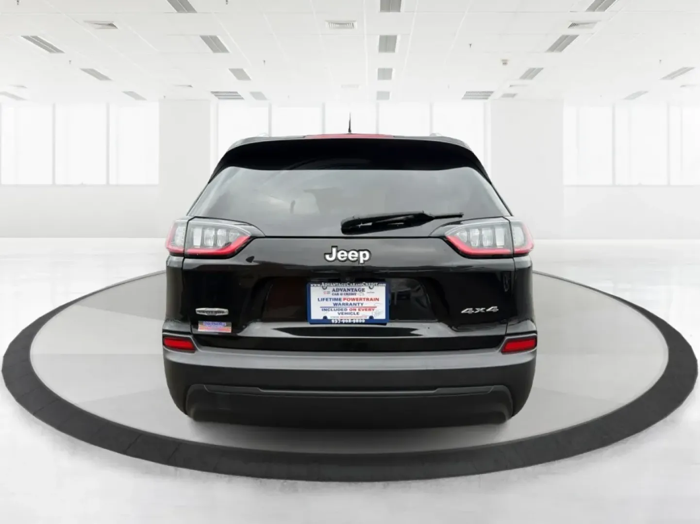 2019 Jeep Cherokee Latitude 4x4 (1C4PJMCB5KD) with an Other engine, located at 4508 South Dixie Dr, Moraine, OH, 45439, (937) 908-9800, 39.689976, -84.218452 - Are you in search of the perfect vehicle to enhance your adventurous lifestyle? Look no further! Advantage Car and Credit in Moraine, OH, presents the ideal ride for those who love exploration and family time alike: the 2019 Jeep Cherokee Latitude 4x4. With its robust capability and family-friendly - Photo#3