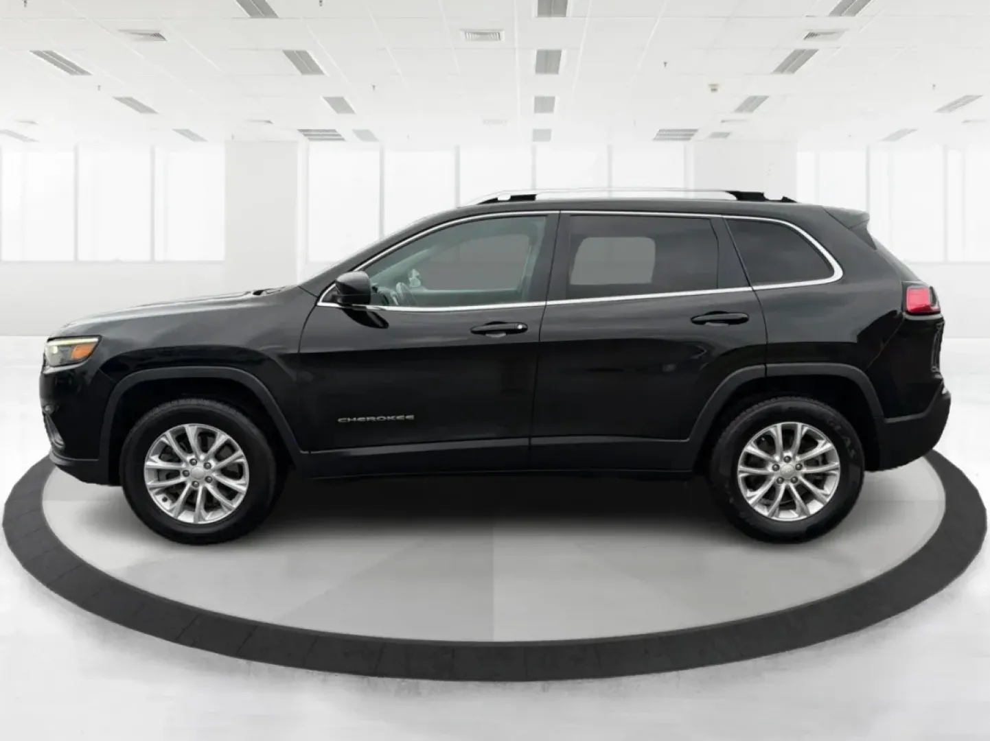 2019 Jeep Cherokee Latitude 4x4 (1C4PJMCB5KD) with an Other engine, located at 4508 South Dixie Dr, Moraine, OH, 45439, (937) 908-9800, 39.689976, -84.218452 - Are you in search of the perfect vehicle to enhance your adventurous lifestyle? Look no further! Advantage Car and Credit in Moraine, OH, presents the ideal ride for those who love exploration and family time alike: the 2019 Jeep Cherokee Latitude 4x4. With its robust capability and family-friendly - Photo#5