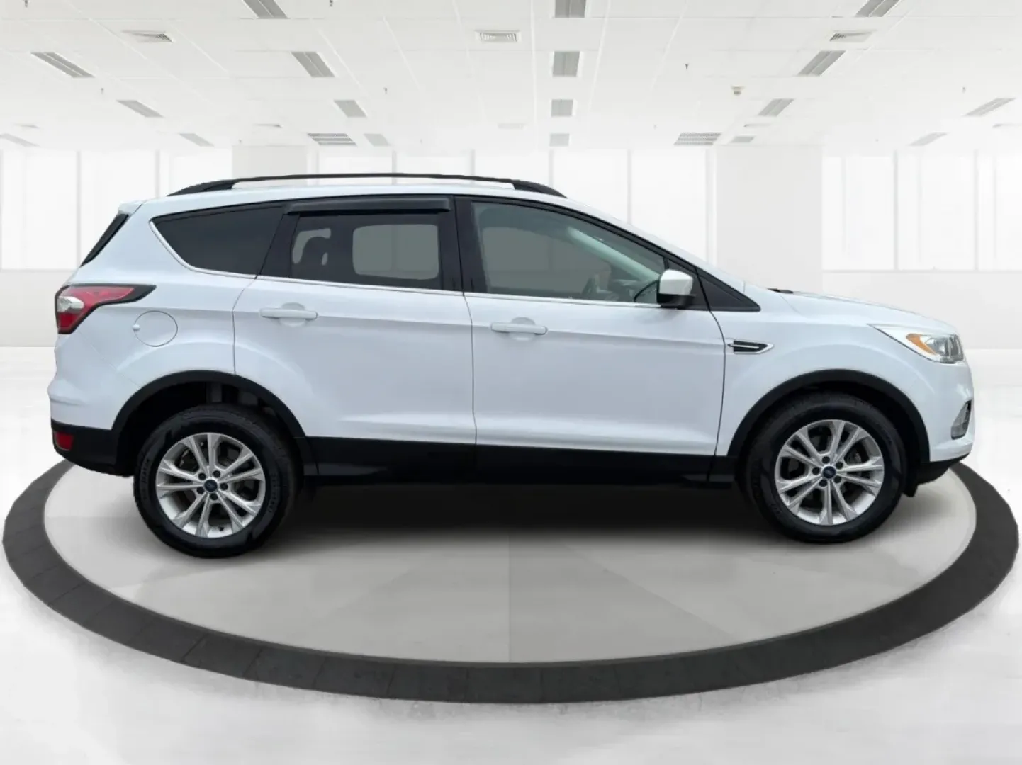 2017 Ford Escape SE (1FMCU0GDXHU) with an 1.5L L4 DOHC 16V engine, 6A transmission, located at 1184 Kauffman Ave, Fairborn, OH, 45324, (937) 908-9800, 39.807072, -84.030914 - ### Discover Your Next Adventure with the 2017 Ford Escape SE at Advantage Car and Credit - Fairborn<br /> <br /> Are you ready to elevate your daily commute or embark on your next weekend adventure? Look no further than the **2017 Ford Escape SE**, now available at **Advantage Car and Credit** in F - Photo#1