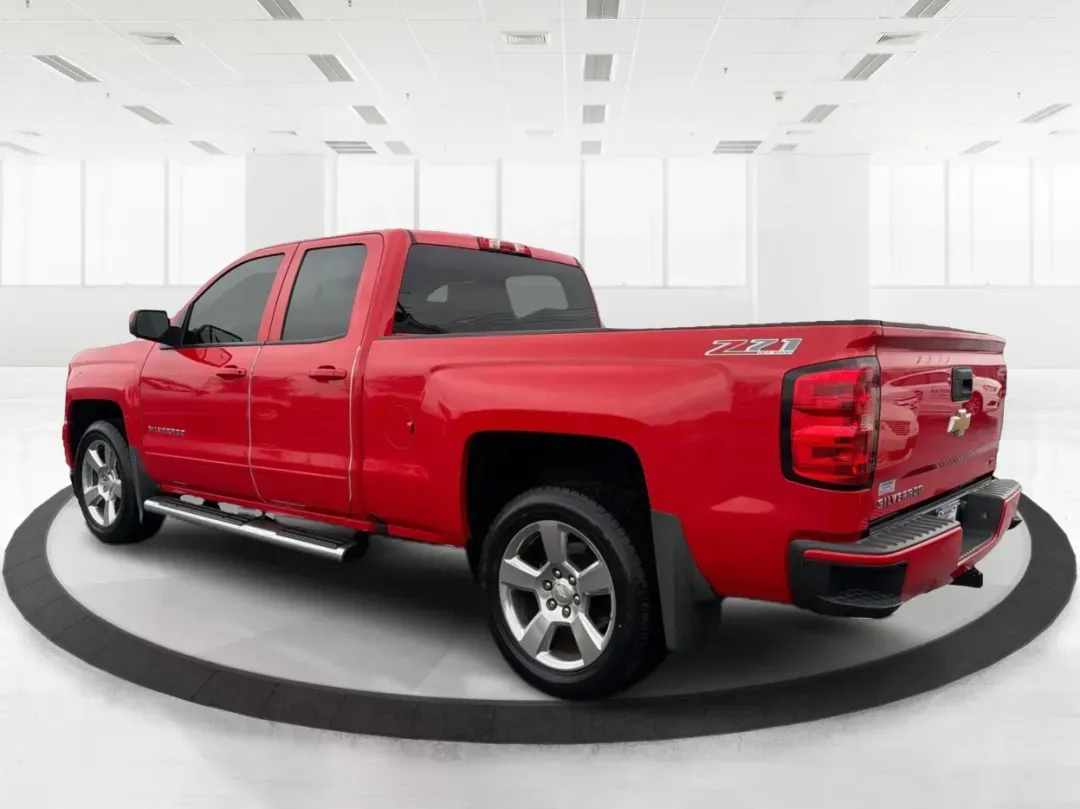 2017 Chevrolet Silverado 1500 2LT (1GCVKREC2HZ) with an EcoTec3 4.3L V-6 gasoline direct injection engine, located at 4508 South Dixie Dr, Moraine, OH, 45439, (937) 908-9800, 39.689976, -84.218452 - **Unleash Adventure with the 2017 Chevrolet Silverado 1500 at Advantage Car and Credit Moraine, OH!**<br /> <br /> Are you ready to conquer your daily commute or embark on thrilling weekend adventures? The 2017 Chevrolet Silverado 1500 is more than just a truck; it's a lifestyle choice perfect for - Photo#4