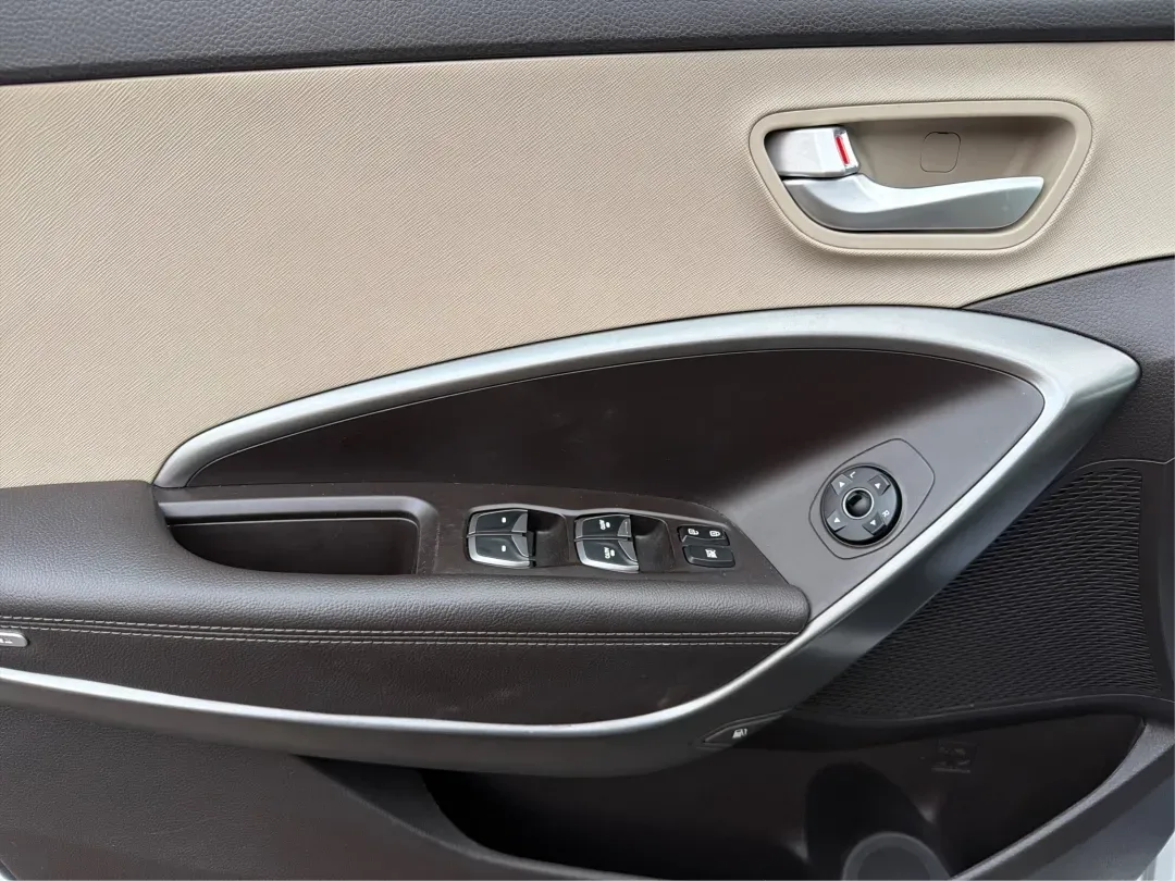 2017 Hyundai Santa Fe 2.4L (5NMZTDLB2HH) with an Theta II 2.4L I-4 gasoline direct injection engine, located at 1951 S Dayton Lakeview Rd., New Carlisle, OH, 45344, (937) 908-9800, 39.890999, -84.050255 - **Elevate Your Family Adventures with the 2017 Hyundai Santa Fe at Advantage Car and Credit!**<br /> <br /> Are you searching for the perfect vehicle to accommodate your growing family or to enhance your weekend getaways? Look no further! The 2017 Hyundai Santa Fe is a versatile and spacious SUV des - Photo#17