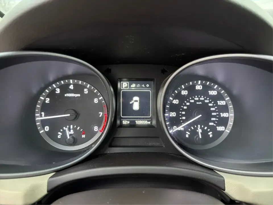 2017 Hyundai Santa Fe 2.4L (5NMZTDLB2HH) with an Theta II 2.4L I-4 gasoline direct injection engine, 6A transmission, located at 1951 S Dayton Lakeview Rd., New Carlisle, OH, 45344, (937) 908-9800, 39.890999, -84.050255 - **Elevate Your Family Adventures with the 2017 Hyundai Santa Fe at Advantage Car and Credit!**<br /> <br /> Are you searching for the perfect vehicle to accommodate your growing family or to enhance your weekend getaways? Look no further! The 2017 Hyundai Santa Fe is a versatile and spacious SUV des - Photo#15