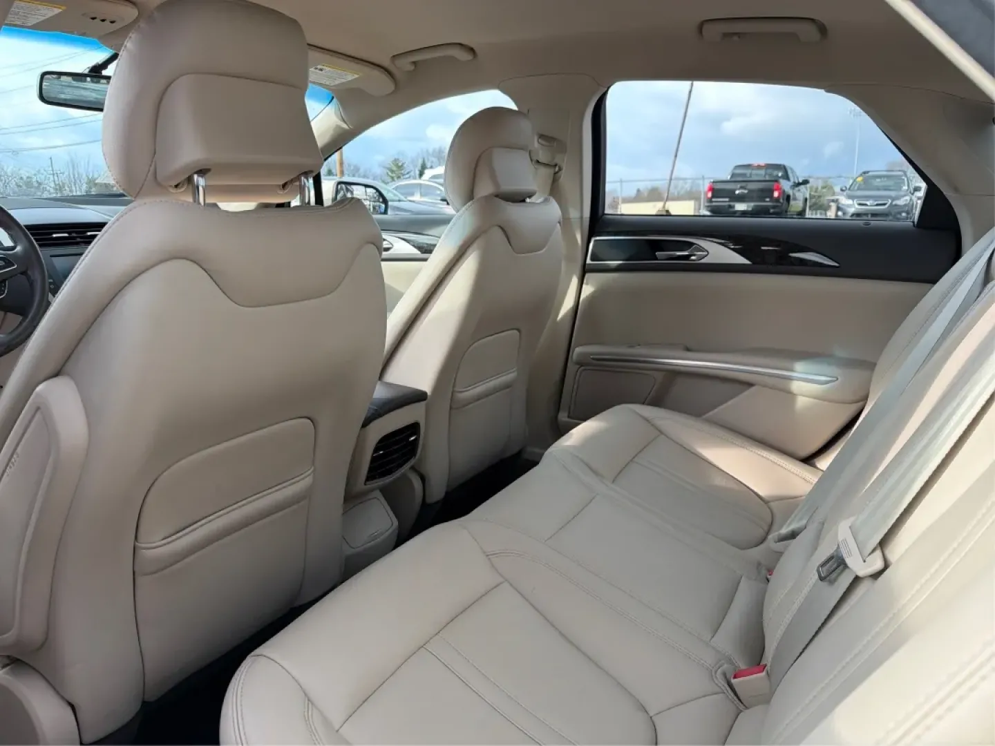 2016 Lincoln MKZ Base (3LN6L2G96GR) with an 2.0L L4 DOHC 16V engine, 6A transmission, located at 880 E. National Road, Vandalia, OH, 45377, (937) 908-9800, 39.891918, -84.183594 - **Elevate Your Commuting Experience with the 2016 Lincoln MKZ at Advantage Car and Credit - Vandalia!**<br /> <br /> Are you ready to transform your daily commute into a luxurious experience? The 2016 Lincoln MKZ is the perfect blend of sophistication and performance, ideal for those who refuse to c - Photo#10