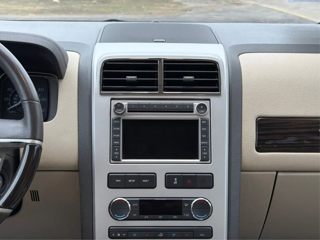 2008 Lincoln MKX Base (2LMDU88CX8B) with an Other engine, located at 1184 Kauffman Ave, Fairborn, OH, 45324, (937) 908-9800, 39.807072, -84.030914 - **Discover Luxury and Comfort with the 2008 Lincoln MKX at Advantage Car and Credit in Fairborn, OH!**<br /> <br /> Are you in the market for a vehicle that seamlessly combines elegance, comfort, and reliability? Look no further than the stunning 2008 Lincoln MKX available at Advantage Car and Credi - Photo#12