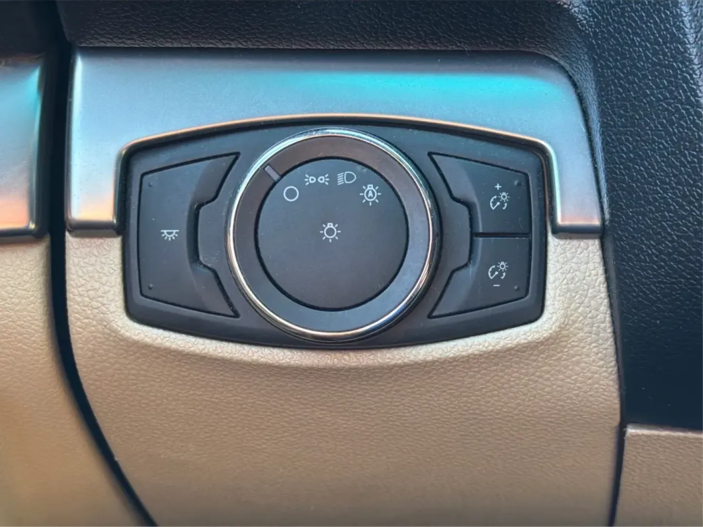 2017 Ford Explorer Base (1FM5K8BH9HG) with an 2.3L L4 DOHC 16V engine, 6A transmission, located at 4508 South Dixie Dr, Moraine, OH, 45439, (937) 908-9800, 39.689976, -84.218452 - **Discover Adventure with the 2017 Ford Explorer at Advantage Car and Credit in Piqua, OH!** <br /> <br /> Are you ready to take your family adventures or weekend getaways to the next level? The 2017 Ford Explorer is the perfect companion for those who crave exploration, comfort, and reliability. Wi - Photo#17