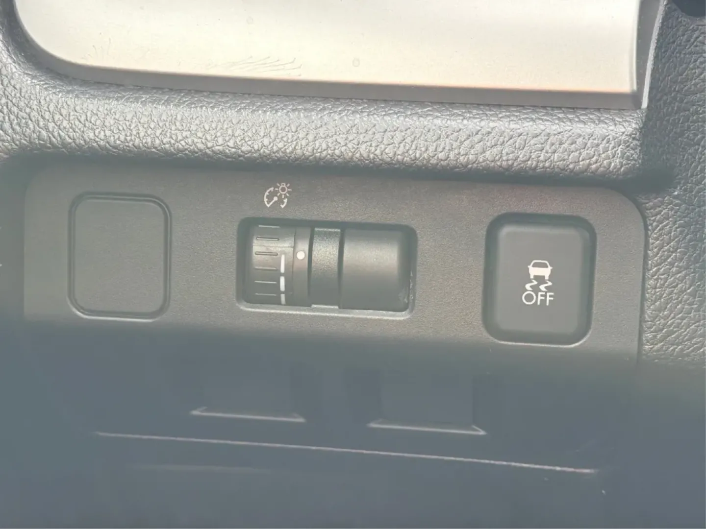 2014 Subaru XV Crosstrek 2.0i Premium (JF2GPACC4E8) with an 2L H-4 DOHC engine, located at 1951 S Dayton Lakeview Rd., New Carlisle, OH, 45344, (937) 908-9800, 39.890999, -84.050255 - Are you ready to elevate your lifestyle with a versatile vehicle that can handle both your daily commutes and weekend adventures? Look no further than this stunning 2014 Subaru XV Crosstrek 2.0i Premium, available now at Advantage Car and Credit - Riverside. Located at 401 Woodman Dr, Riverside, OH - Photo#17