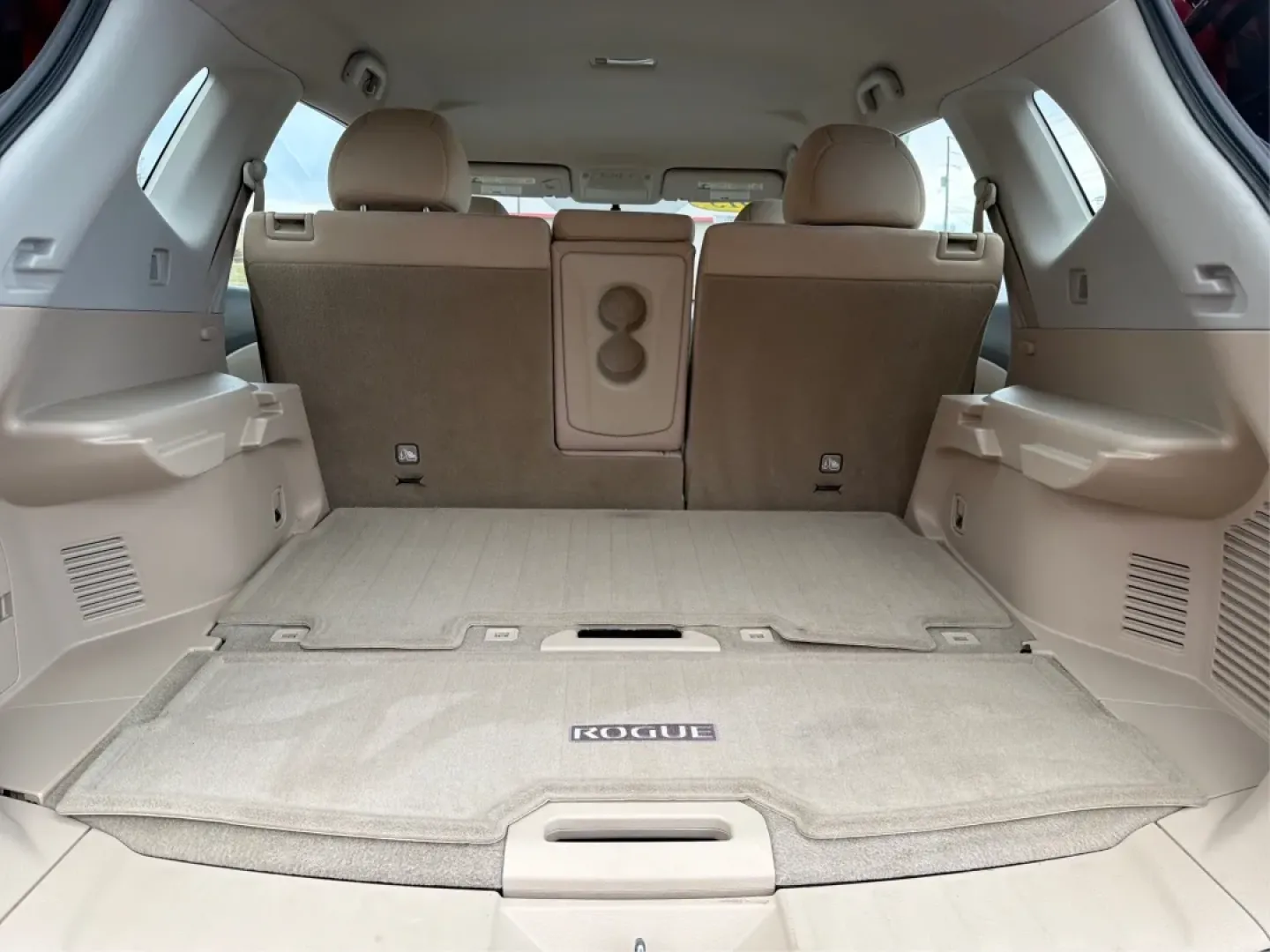 2015 Nissan Rogue S (KNMAT2MT8FP) with an 2.5L I-4 DOHC engine, Continuously Variable Transmission transmission, located at 880 E. National Road, Vandalia, OH, 45377, (937) 908-9800, 39.891918, -84.183594 - **Discover Your Next Adventure with the 2015 Nissan Rogue at Advantage Car and Credit - Piqua**<br /> <br /> Are you ready to elevate your family outings, weekend getaways, or daily commutes? Look no further than the stunning 2015 Nissan Rogue, available now at Advantage Car and Credit, your trusted - Photo#12