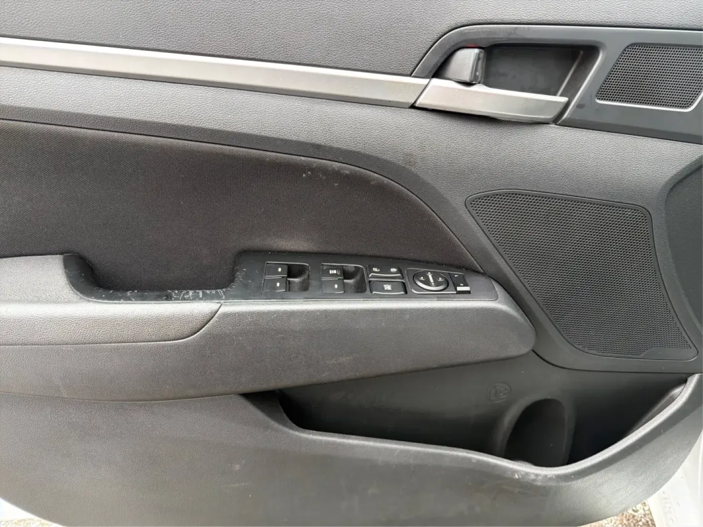 2020 Hyundai Elantra SEL (5NPD84LF8LH) with an Nu 2L I-4 DOHC engine, 6A transmission, located at 880 E. National Road, Vandalia, OH, 45377, (937) 908-9800, 39.891918, -84.183594 - Are you ready to elevate your everyday driving experience? Look no further than this stunning 2020 Hyundai Elantra SEL, the perfect sedan for commuters, growing families, or anyone seeking a stylish ride that won't break the bank. Whether you're navigating the bustling streets of Vandalia or embarki - Photo#17