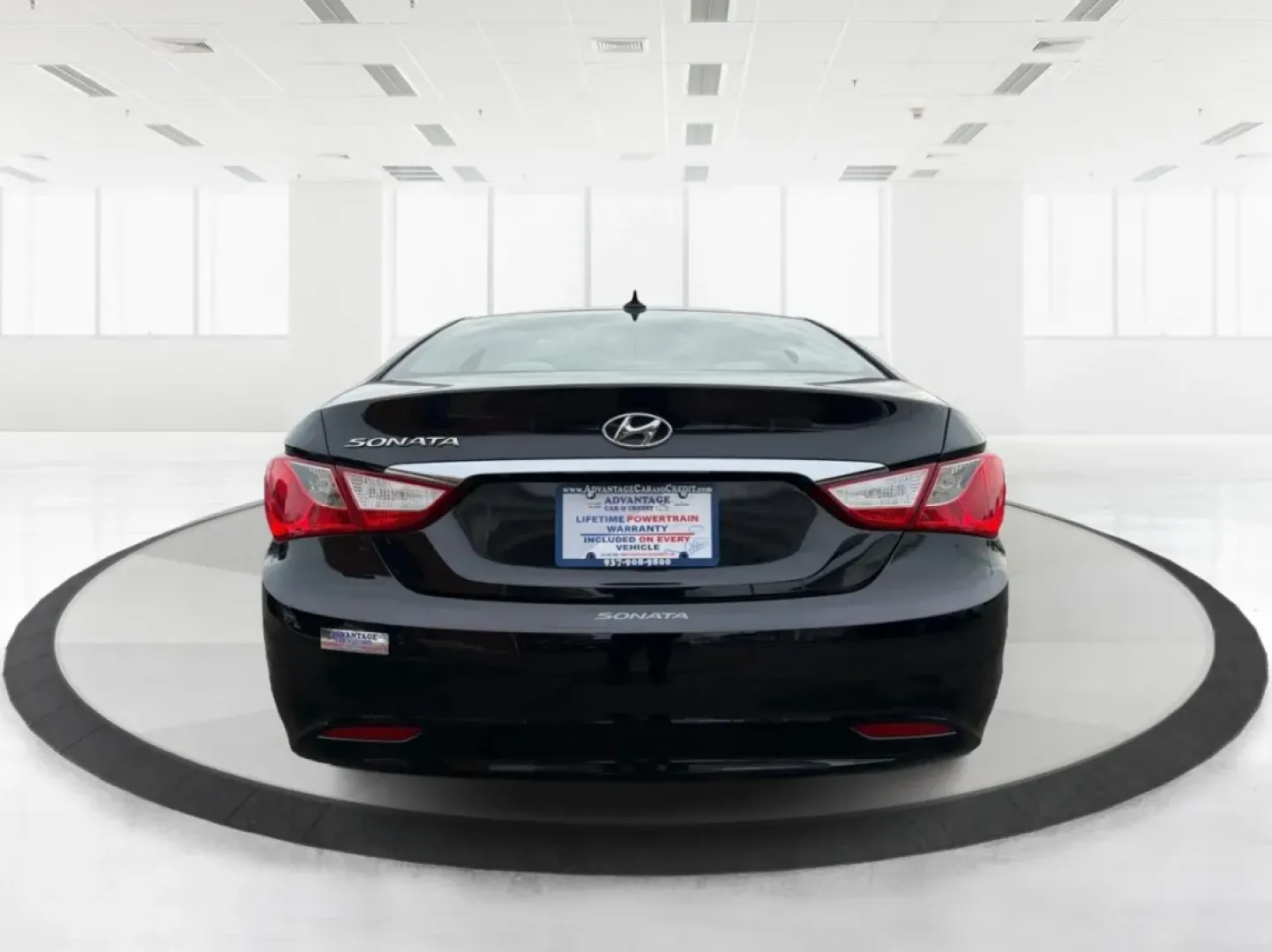 2013 Hyundai Sonata GLS (5NPEB4AC0DH) with an 2.4L I-4 gasoline direct injection engine, located at 1230 East Main St, Xenia, OH, 45385, (937) 908-9800, 39.688026, -83.910172 - **Discover the Perfect Family Sedan: 2013 Hyundai Sonata GLS at Advantage Car and Credit in Xenia, OH!**<br /> <br /> Are you in the market for a reliable and stylish vehicle that accommodates your growing family's needs? Look no further than the sleek 2013 Hyundai Sonata GLS, available now at Advan - Photo#3