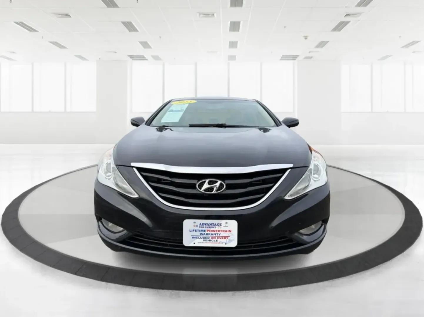 2013 Hyundai Sonata GLS (5NPEB4AC0DH) with an 2.4L I-4 gasoline direct injection engine, located at 1230 East Main St, Xenia, OH, 45385, (937) 908-9800, 39.688026, -83.910172 - **Discover the Perfect Family Sedan: 2013 Hyundai Sonata GLS at Advantage Car and Credit in Xenia, OH!**<br /> <br /> Are you in the market for a reliable and stylish vehicle that accommodates your growing family's needs? Look no further than the sleek 2013 Hyundai Sonata GLS, available now at Advan - Photo#7