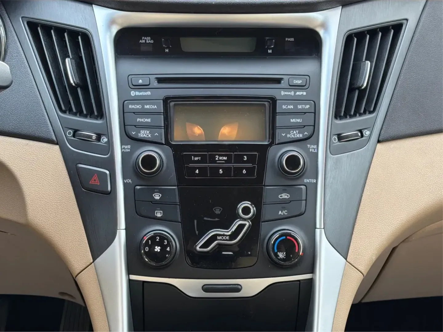 2013 Hyundai Sonata GLS (5NPEB4AC0DH) with an 2.4L I-4 gasoline direct injection engine, located at 1230 East Main St, Xenia, OH, 45385, (937) 908-9800, 39.688026, -83.910172 - **Discover the Perfect Family Sedan: 2013 Hyundai Sonata GLS at Advantage Car and Credit in Xenia, OH!**<br /> <br /> Are you in the market for a reliable and stylish vehicle that accommodates your growing family's needs? Look no further than the sleek 2013 Hyundai Sonata GLS, available now at Advan - Photo#13