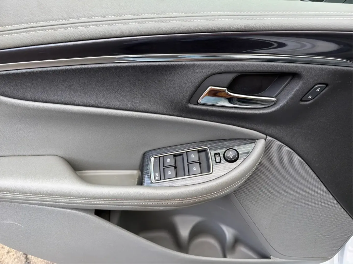 2016 Chevrolet Impala 2LT (2G1115S34G9) with an 3.6L V-6 gasoline direct injection engine, located at 1184 Kauffman Ave, Fairborn, OH, 45324, (937) 908-9800, 39.807072, -84.030914 - **Elevate Your Daily Drive with the 2016 Chevrolet Impala 2LT at Advantage Car and Credit - Fairborn!**<br /> <br /> Are you in search of a sedan that not only meets your daily commuting needs but also enhances your lifestyle? Look no further than this stunning 2016 Chevrolet Impala 2LT, available a - Photo#18