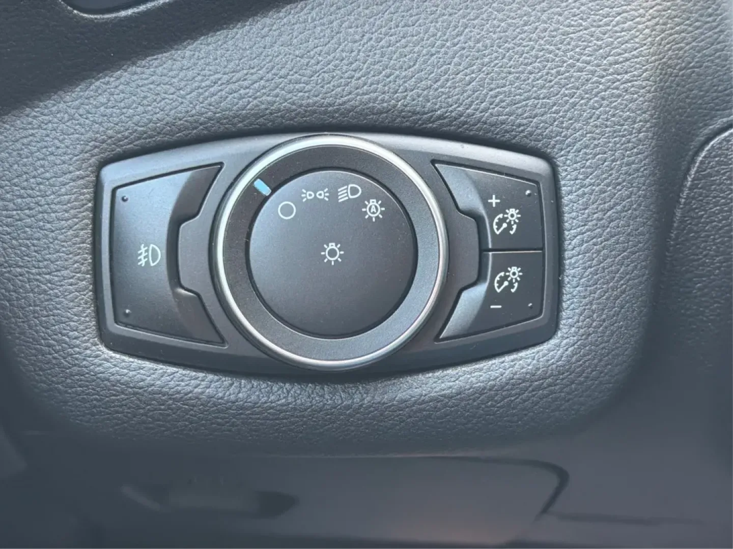 2015 Ford Escape SE (1FMCU0G93FU) with an 2.0L L4 DOHC 16V engine, 6-Speed Automatic transmission, located at 4508 South Dixie Dr, Moraine, OH, 45439, (937) 908-9800, 39.689976, -84.218452 - Are you looking for a vehicle that perfectly balances style, comfort, and functionality for your next family road trip or daily commute? Look no further than this stunning 2015 Ford Escape SE, available now at Advantage Car and Credit in Moraine, OH! This versatile SUV is designed to meet the demand - Photo#17