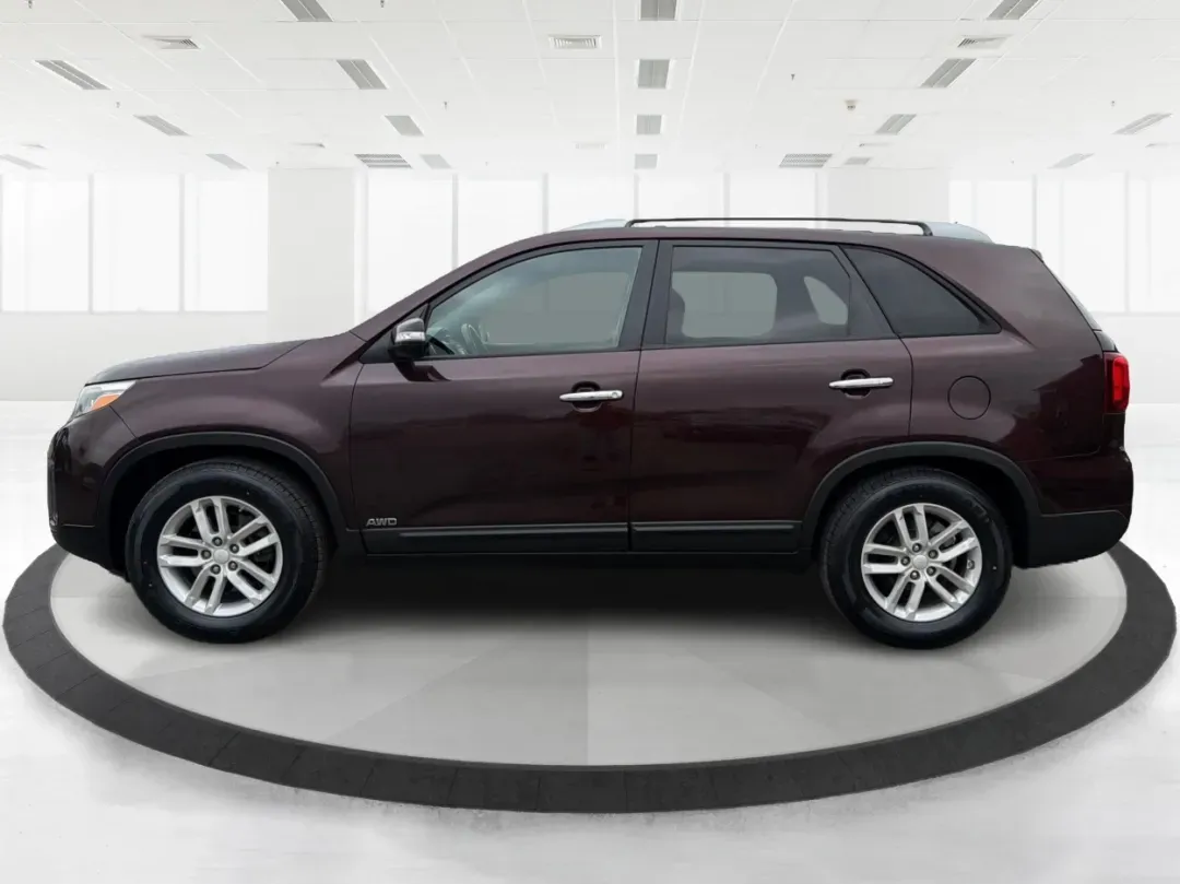 2014 Kia Sorento LX (5XYKTDA63EG) with an 2.4L I-4 gasoline direct injection engine, located at 1184 Kauffman Ave, Fairborn, OH, 45324, (937) 908-9800, 39.807072, -84.030914 - ### Discover Adventure with the 2014 Kia Sorento LX at Advantage Car and Credit<br /> <br /> Are you ready to elevate your family outings, weekend adventures, or daily commutes? The 2014 Kia Sorento LX is the perfect SUV to match your dynamic lifestyle, offering practicality without sacrificing styl - Photo#5