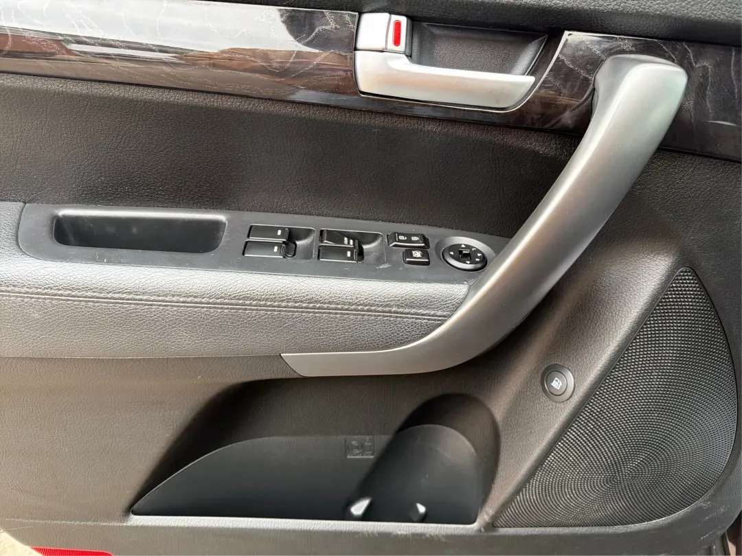 2014 Kia Sorento LX (5XYKTDA63EG) with an 2.4L I-4 gasoline direct injection engine, located at 1184 Kauffman Ave, Fairborn, OH, 45324, (937) 908-9800, 39.807072, -84.030914 - ### Discover Adventure with the 2014 Kia Sorento LX at Advantage Car and Credit<br /> <br /> Are you ready to elevate your family outings, weekend adventures, or daily commutes? The 2014 Kia Sorento LX is the perfect SUV to match your dynamic lifestyle, offering practicality without sacrificing styl - Photo#17