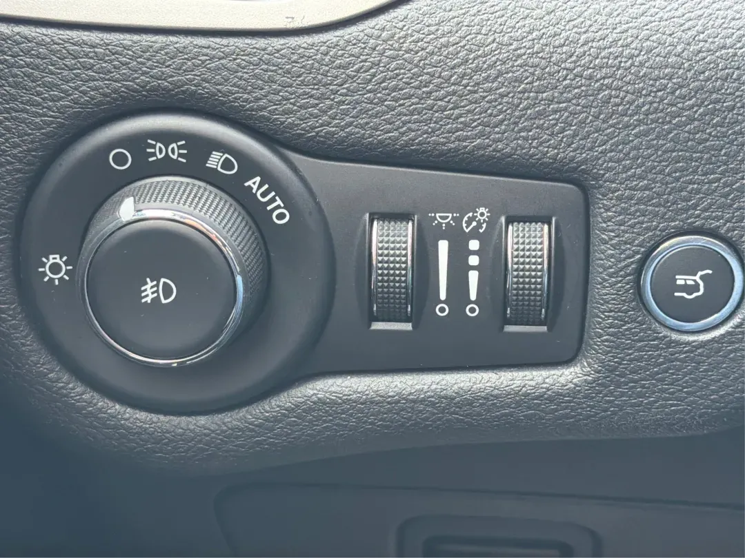 2017 Jeep Cherokee Overland 4x4 (1C4PJMJS9HW) with an Pentastar 3.2L V-6 DOHC engine, located at 8750 N County Rd 25A, Piqua, OH, 45356, (937) 908-9800, 40.164391, -84.232513 - Looking for the perfect vehicle to elevate your family adventures or make daily commutes a breeze? Look no further than this stunning 2017 Jeep Cherokee Overland 4x4, available now at Advantage Car and Credit Piqua. With the versatile blend of a comfortable sport utility design and advanced feature - Photo#17