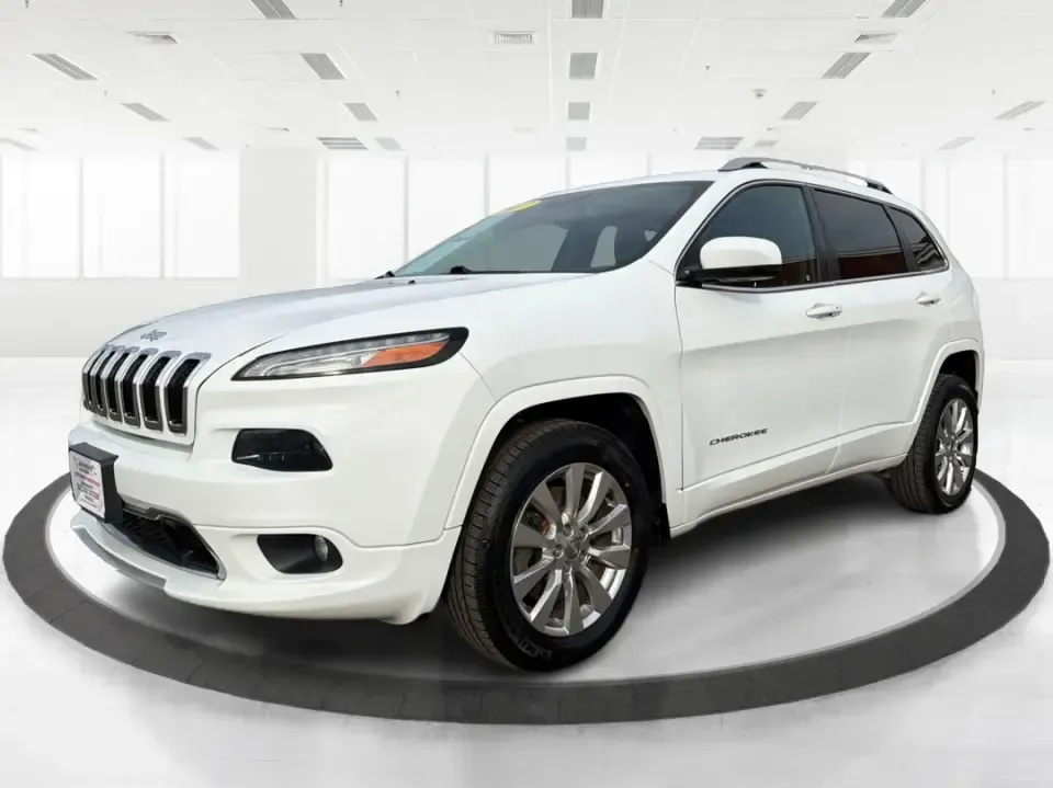 2017 Jeep Cherokee Overland 4x4 (1C4PJMJS9HW) with an Pentastar 3.2L V-6 DOHC engine, 9A transmission, located at 8750 N County Rd 25A, Piqua, OH, 45356, (937) 908-9800, 40.164391, -84.232513 - Looking for the perfect vehicle to elevate your family adventures or make daily commutes a breeze? Look no further than this stunning 2017 Jeep Cherokee Overland 4x4, available now at Advantage Car and Credit Piqua. With the versatile blend of a comfortable sport utility design and advanced feature - Photo#8