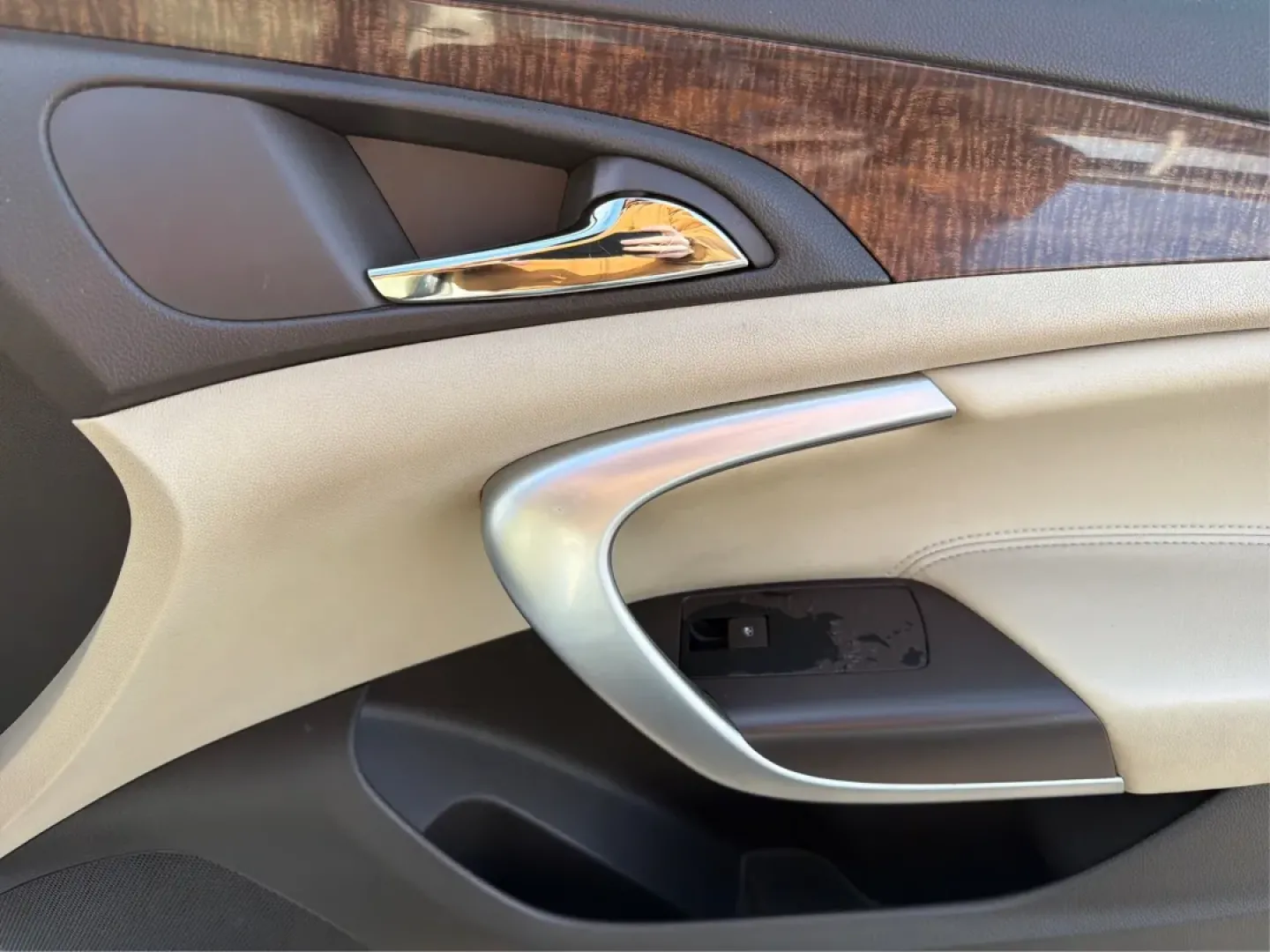 2013 Buick Regal Turbo - Premium 1 (2G4GS5EV4D9) with an ECOTEC 2L I-4 gasoline direct injection engine, 6-Speed Automatic transmission, located at 1184 Kauffman Ave, Fairborn, OH, 45324, (937) 908-9800, 39.807072, -84.030914 - **Discover the Perfect Blend of Comfort and Performance with the 2013 Buick Regal Turbo Premium 1!**<br /> <br /> Are you in the market for a vehicle that combines luxury, performance, and practicality? Look no further than the stunning 2013 Buick Regal Turbo Premium 1, available now at Advantage Ca - Photo#20