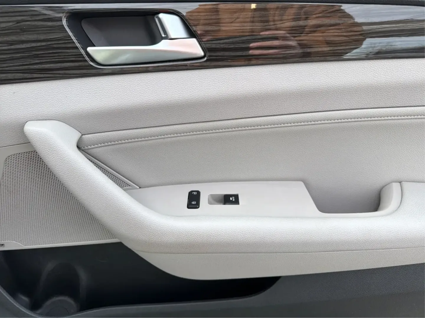 2015 Hyundai Sonata Limited (5NPE34AF8FH) with an 2.4L I-4 gasoline direct injection engine, 6-Speed Automatic transmission, located at 8750 N County Rd 25A, Piqua, OH, 45356, (937) 908-9800, 40.164391, -84.232513 - Are you in the market for a dependable vehicle that perfectly balances comfort, style, and performance? Look no further than the 2015 Hyundai Sonata Limited, available now at Advantage Car and Credit - Piqua. Whether you're commuting to work, running errands around town, or planning a family road tr - Photo#19