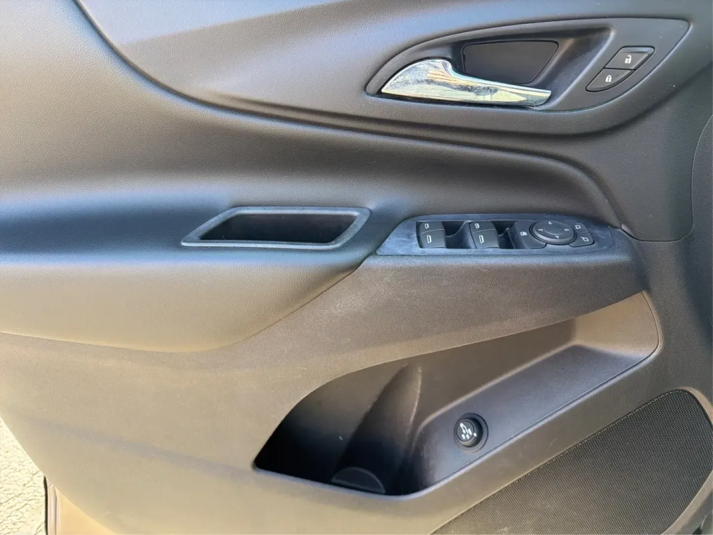 2018 Chevrolet Equinox LT (3GNAXJEV9JL) with an 1.5L I-4 gasoline direct injection engine, 6A transmission, located at 4508 South Dixie Dr, Moraine, OH, 45439, (937) 908-9800, 39.689976, -84.218452 - Experience the perfect balance of style, comfort, and functionality with the 2018 Chevrolet Equinox LT, available now at Advantage Car and Credit in Moraine, OH. This SUV is not just a vehicle; it's your companion for weekend getaways, school runs, and daily commutes. With a spacious interior design - Photo#19