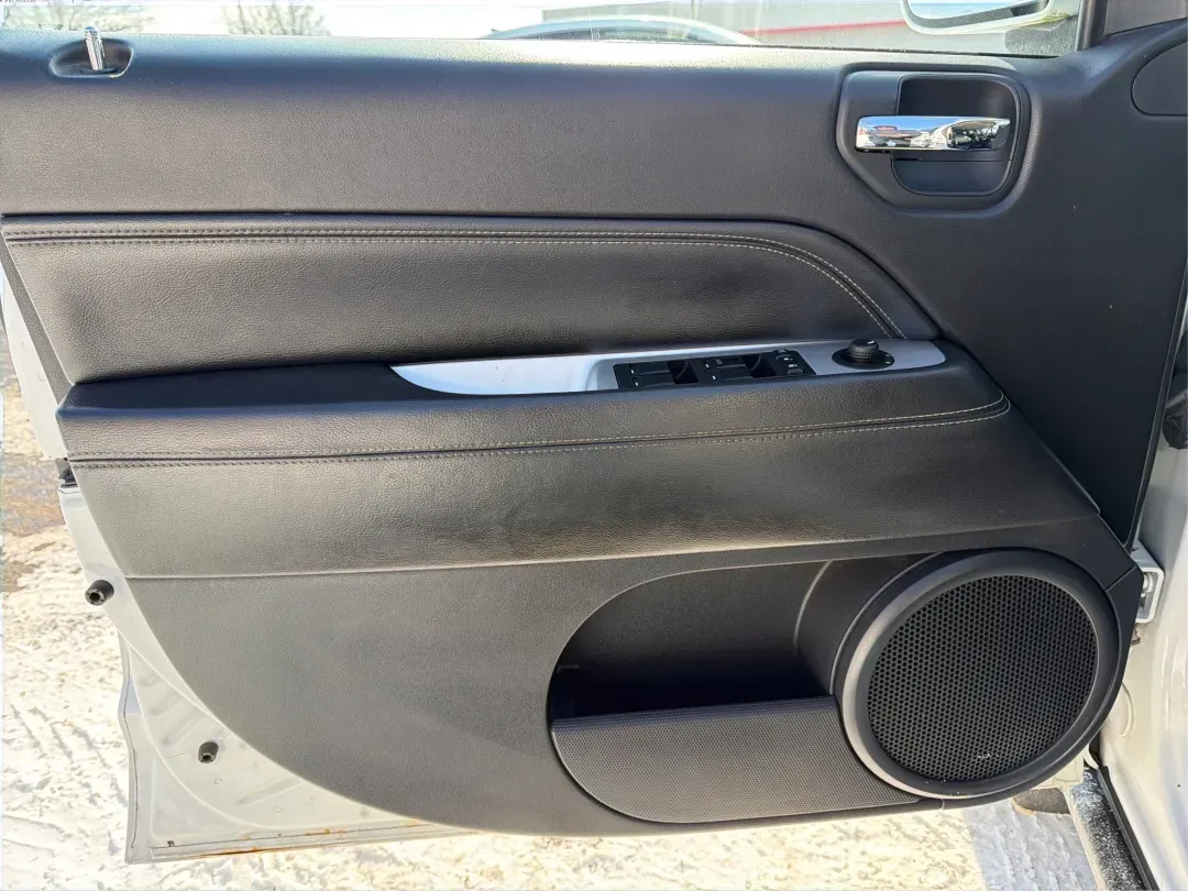 2016 Jeep Compass High Altitude Edition (1C4NJDEB4GD) with an 2.4L I-4 DOHC engine, located at 4508 South Dixie Dr, Moraine, OH, 45439, (937) 908-9800, 39.689976, -84.218452 - ### Get Ready for Your Next Adventure with the 2016 Jeep Compass High Altitude Edition!<br /> <br /> Are you an adventure seeker or a weekend warrior? The 2016 Jeep Compass High Altitude Edition is the perfect vehicle to elevate your lifestyle! Ideal for those who love hitting the trails or simply r - Photo#18