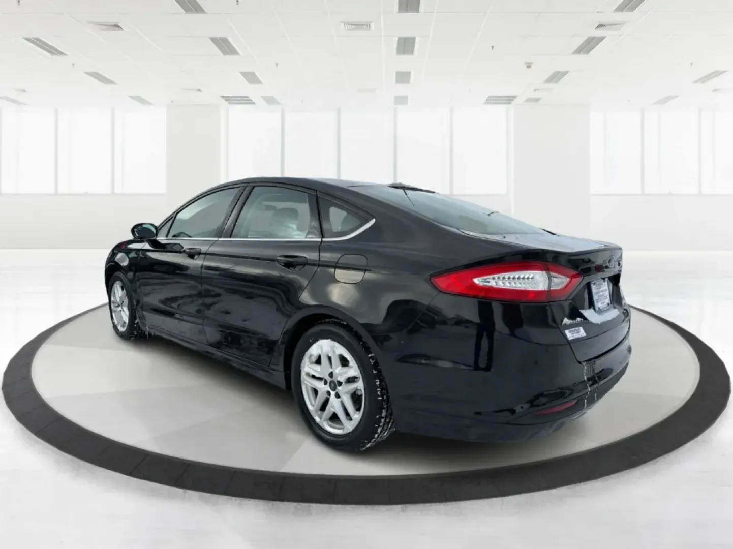 2015 Ford Fusion SE (3FA6P0H78FR) with an 2.5L L4 DOHC 16V engine, Automatic transmission, located at 4508 South Dixie Dr, Moraine, OH, 45439, (937) 908-9800, 39.689976, -84.218452 - Discover the perfect blend of style, comfort, and reliability with this stunning 2015 Ford Fusion SE, available now at Advantage Car and Credit in Moraine, OH! Whether you're commuting to work, shuttling kids to school, or embarking on weekend adventures, this sleek sedan is designed to fit seamless - Photo#4