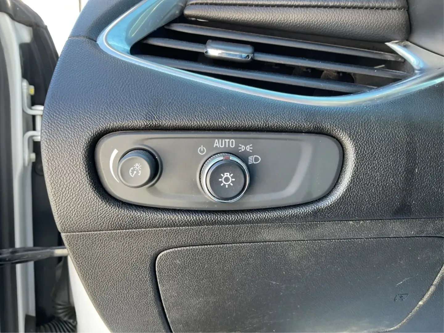 2016 Chevrolet Malibu 1LT (1G1ZE5ST6GF) with an ECOTEC 1.5L I-4 gasoline direct injection engine, located at 401 Woodman Dr, Riverside, OH, 45431, (937) 908-9800, 39.760899, -84.123421 - **Elevate Your Commute with the Exceptional 2016 Chevrolet Malibu 1LT** <br /> <br /> Are you searching for a reliable sedan that balances style, comfort, and performance? Look no further than the 2016 Chevrolet Malibu 1LT, available at Advantage Car and Credit in Riverside, OH. Perfect for both you - Photo#17